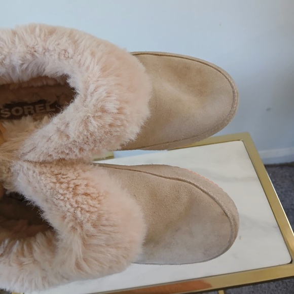 Sorel Beige Suede Boots with Faux Fur Trim Size 10. - Picture 6 of 8